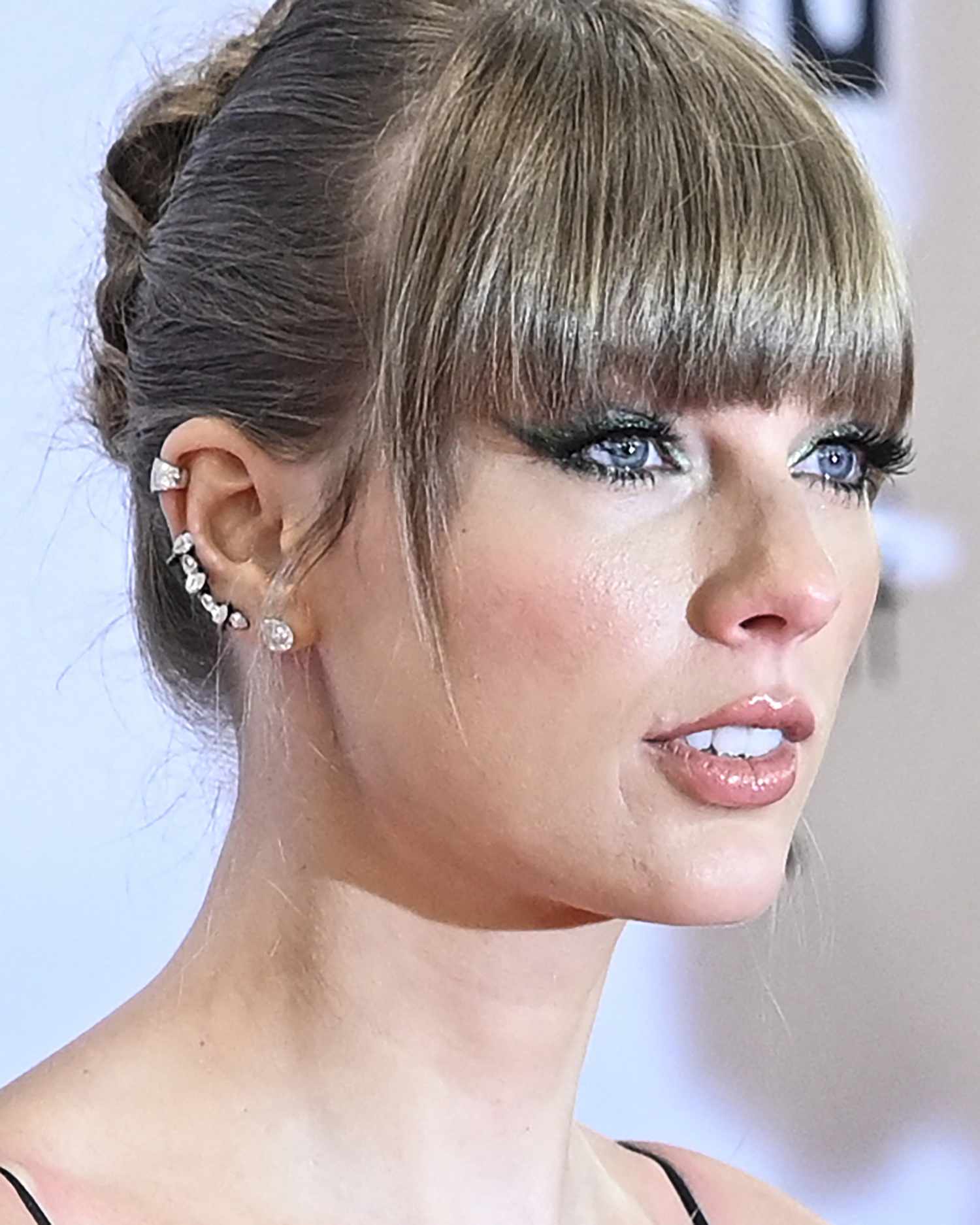 Taylor Swift no VMAS 2024 com maquiagem de metal