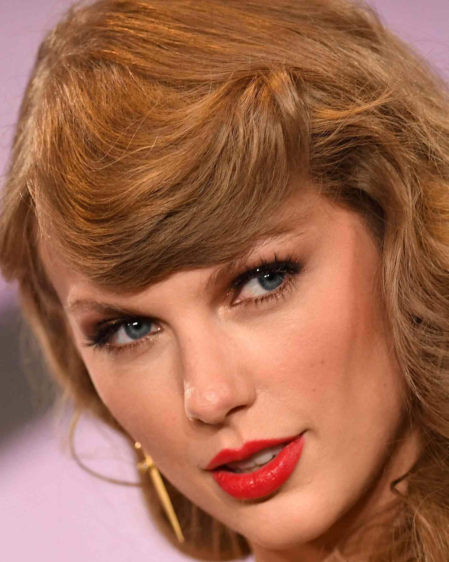 Taylor Swift com sombras de bronze nos cílios inferiores