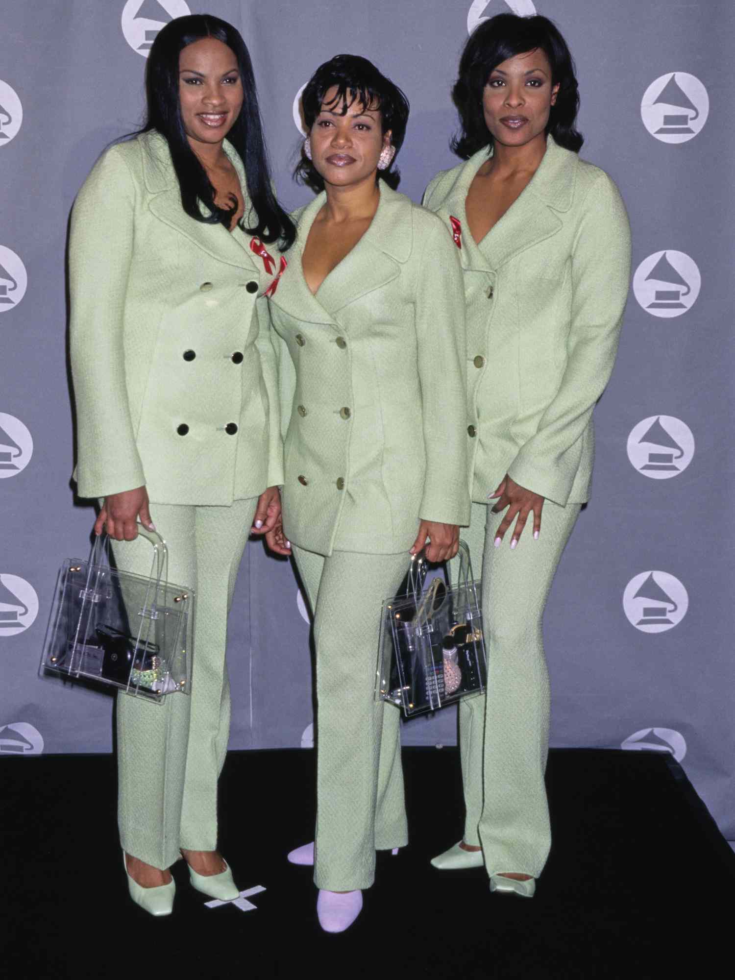 Salt-n-Pepa e DJ Spinderella vestiram trajes de peito dupla verde-hortelã-pimenta no Grammy de 1996.