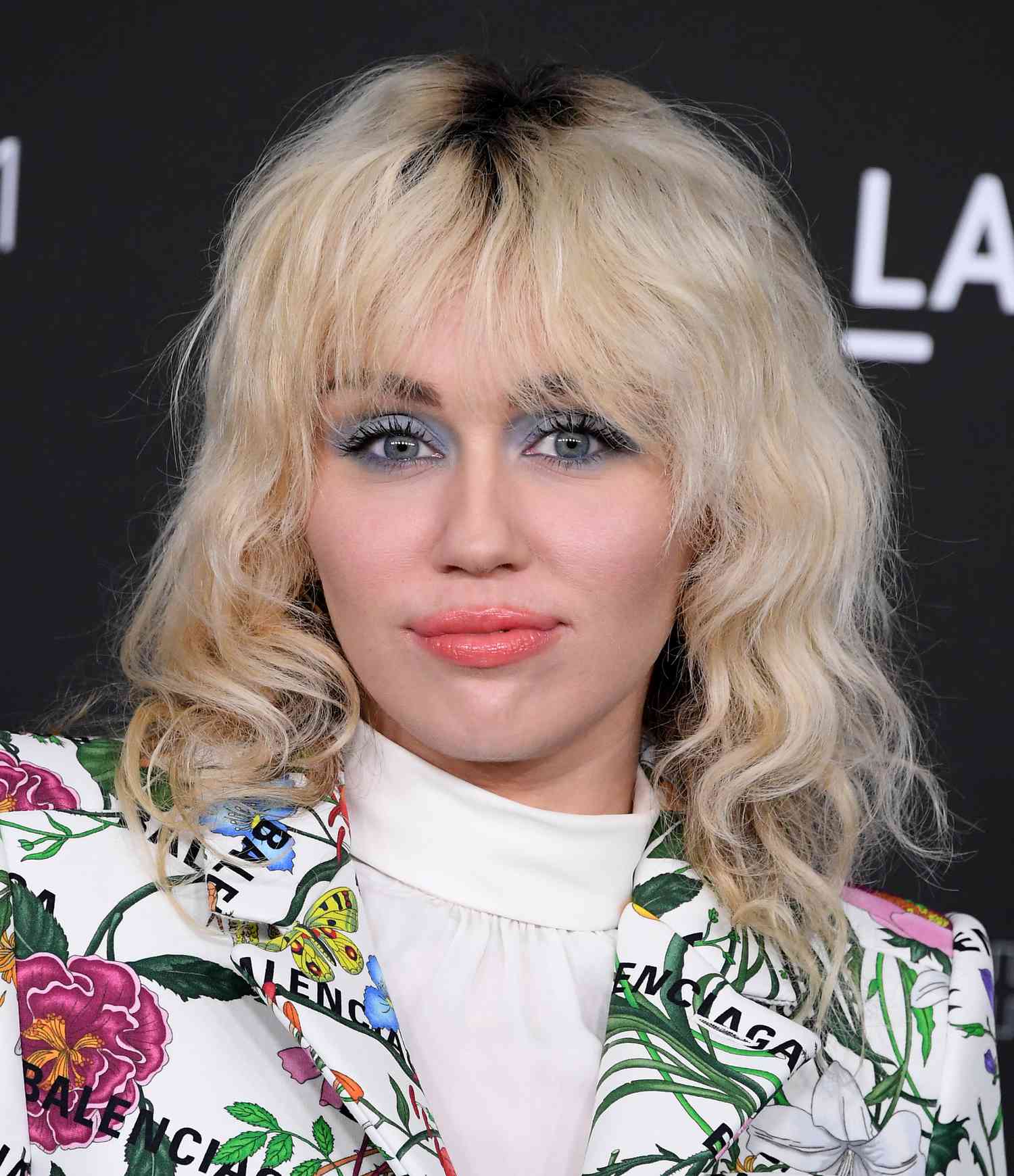 Miley Cyrus arrasa com um corte loiro e um terno floral na 10ª LACMA ART + FILM GALA anual