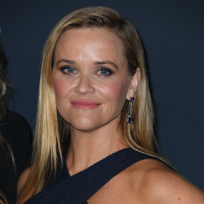 Reese Witherspoon colocou seus longos cabelos loiros em uma separação lateral profunda