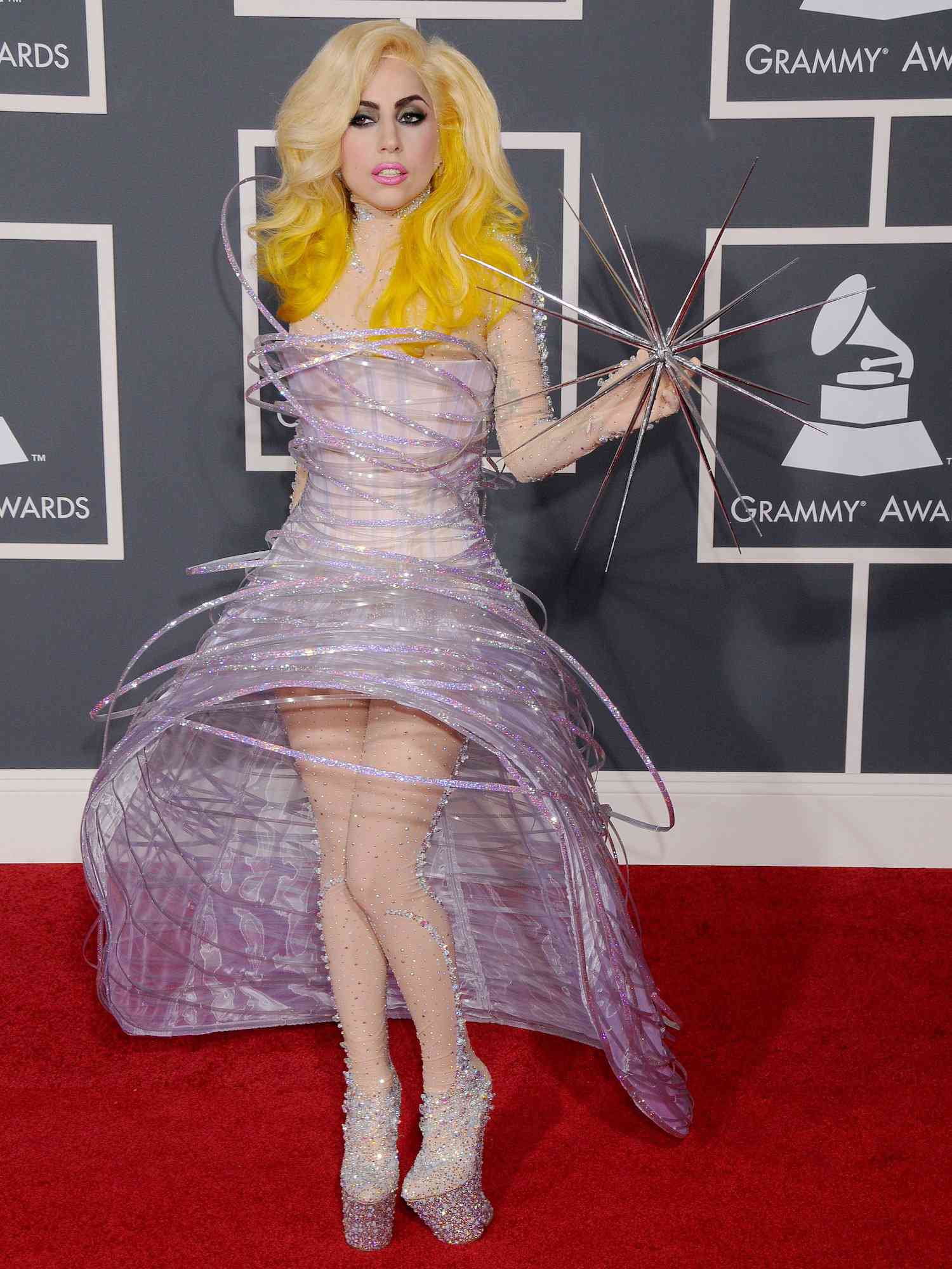 Lady Gaga no vestido estrutural de Armani Priviante © com um portão alto e acessórios com espinhos na cerimônia do Grammy de 2024