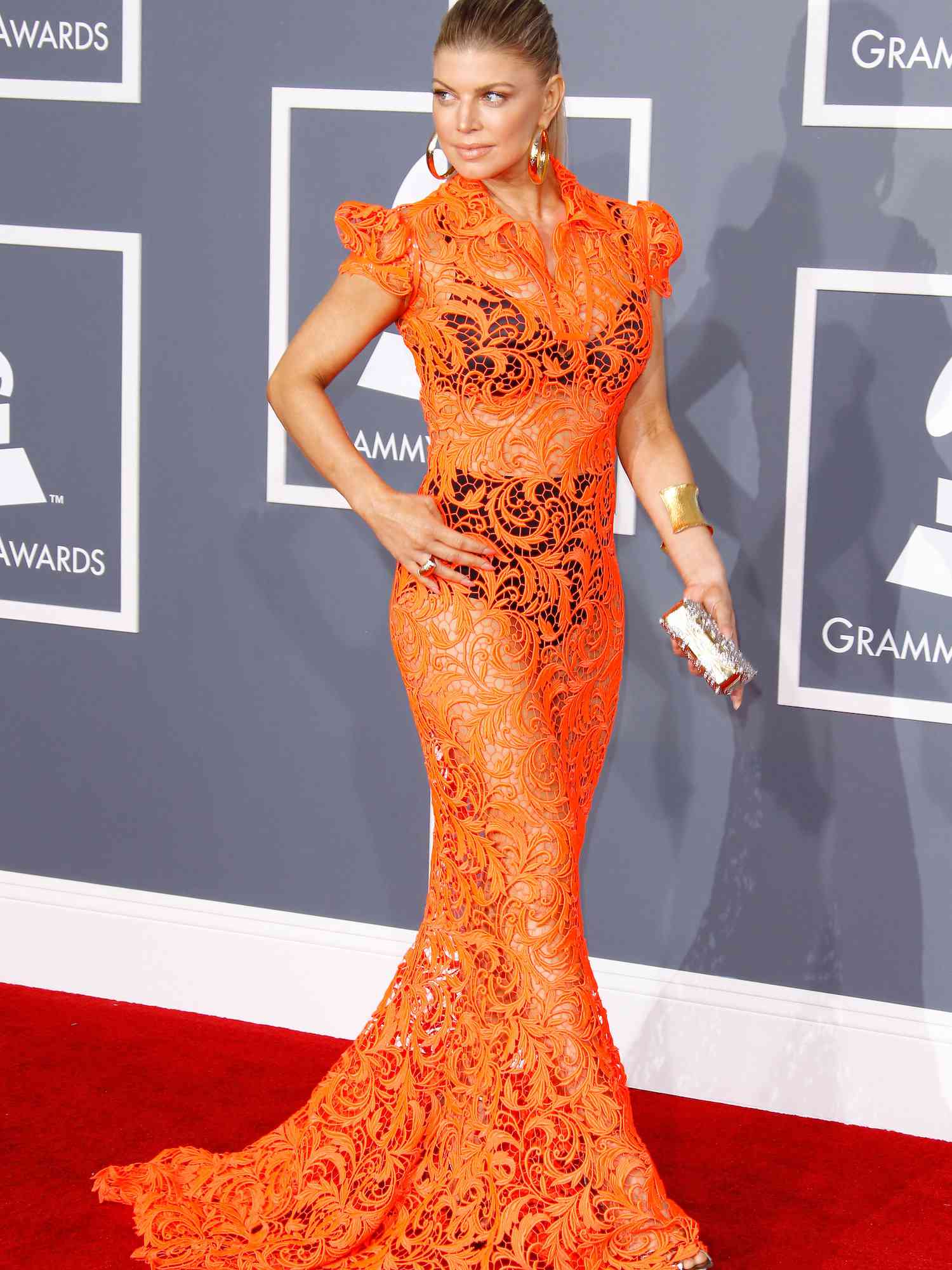 Fergi em um vestido de renda transparente laranja Jean Paul Gaultier e roupas íntimas pretas na cerimônia do Grammy de 2024