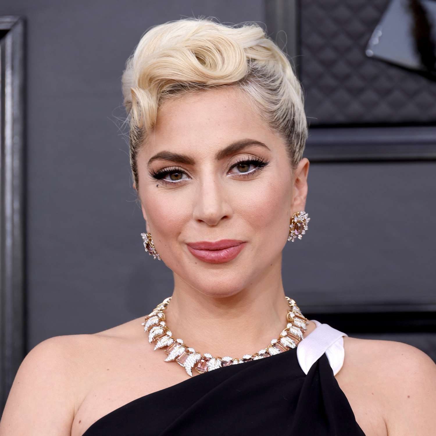Lady Gaga com cabelos loiros e delineador de olho alado na 64ª cerimônia anual do prêmio Grammy