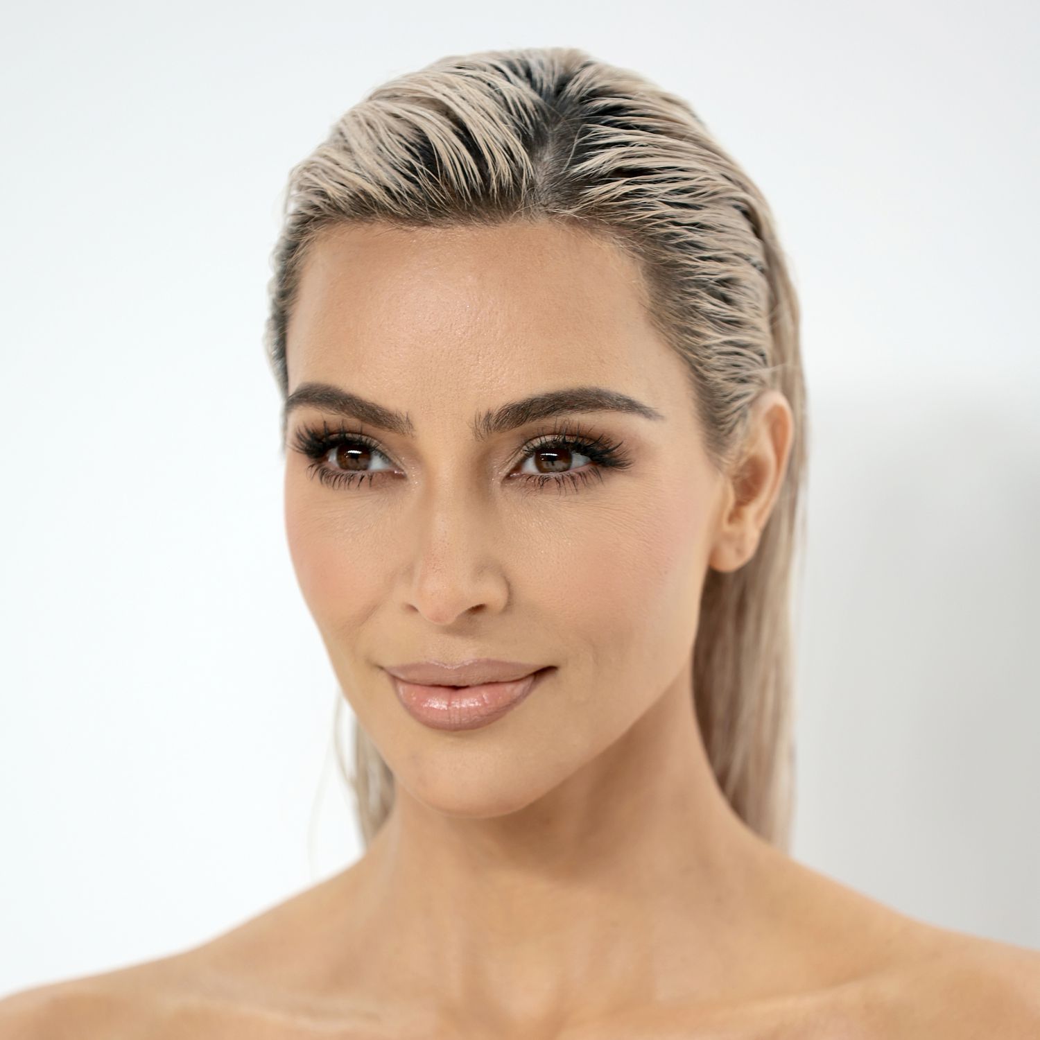 Kim Kardashian com cabelos loiros e sobrancelhas resumidas em cerimônias de prêmios de moda CFDA