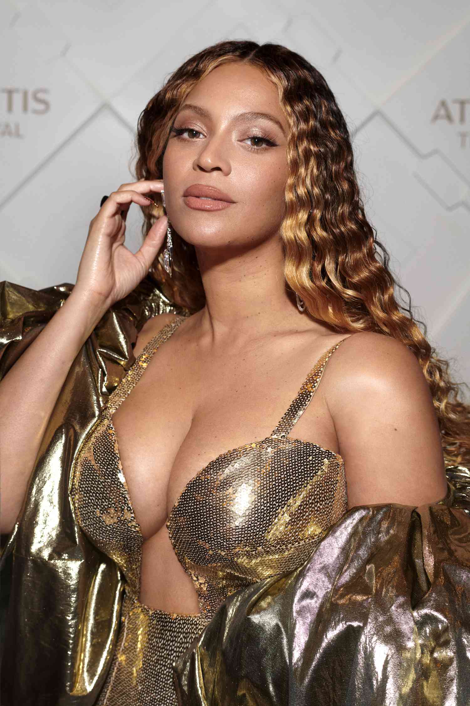 Beyoncé em um vestido de ouro com decoração de dinheiro