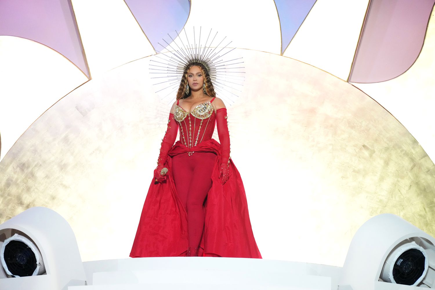 Beyoncé em uma roupa vermelha para uma apresentação