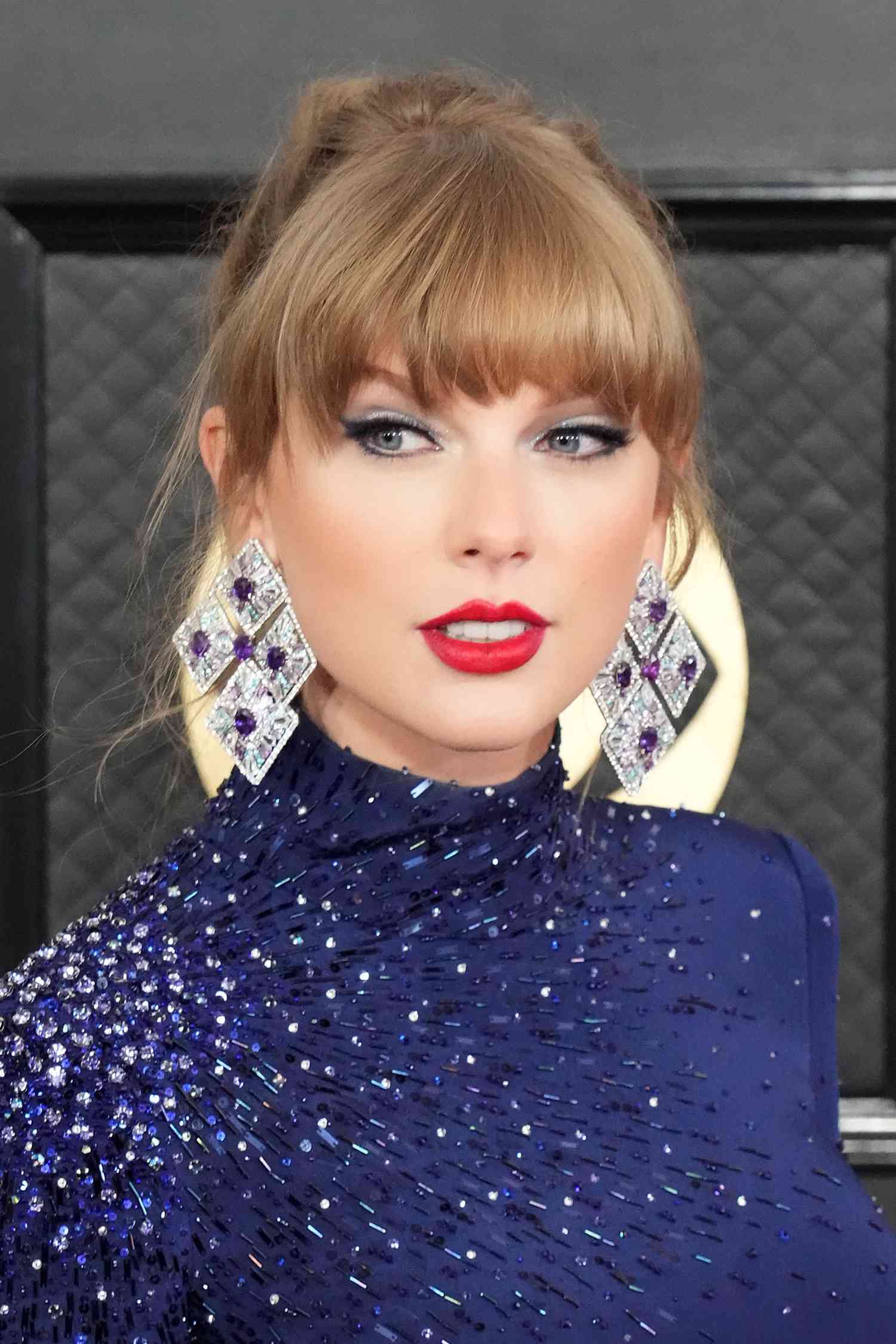 Taylor Swift com lábios vermelhos e de maquia