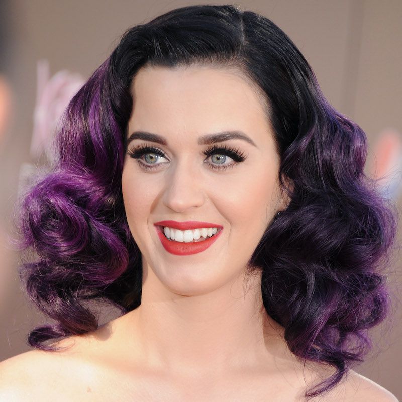 Cor de ameixa dos cabelos da berinjela ombre Katy Perry