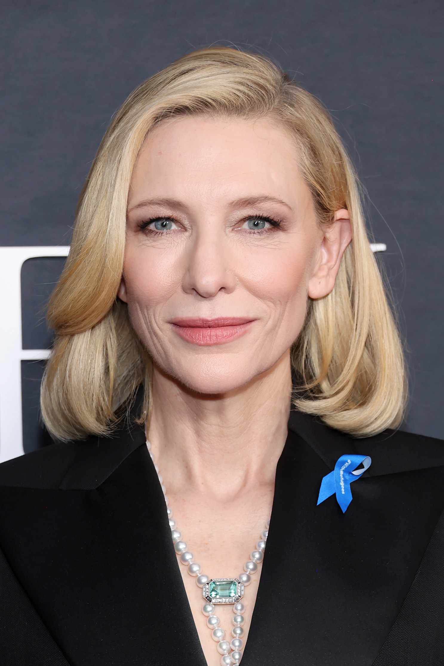 Cate Blanchett arrasa com uma testa alegre e um terno preto na 2ª Gala Anual Feminina do Ano da TIME no Four Seasons Hotel Los Angeles.