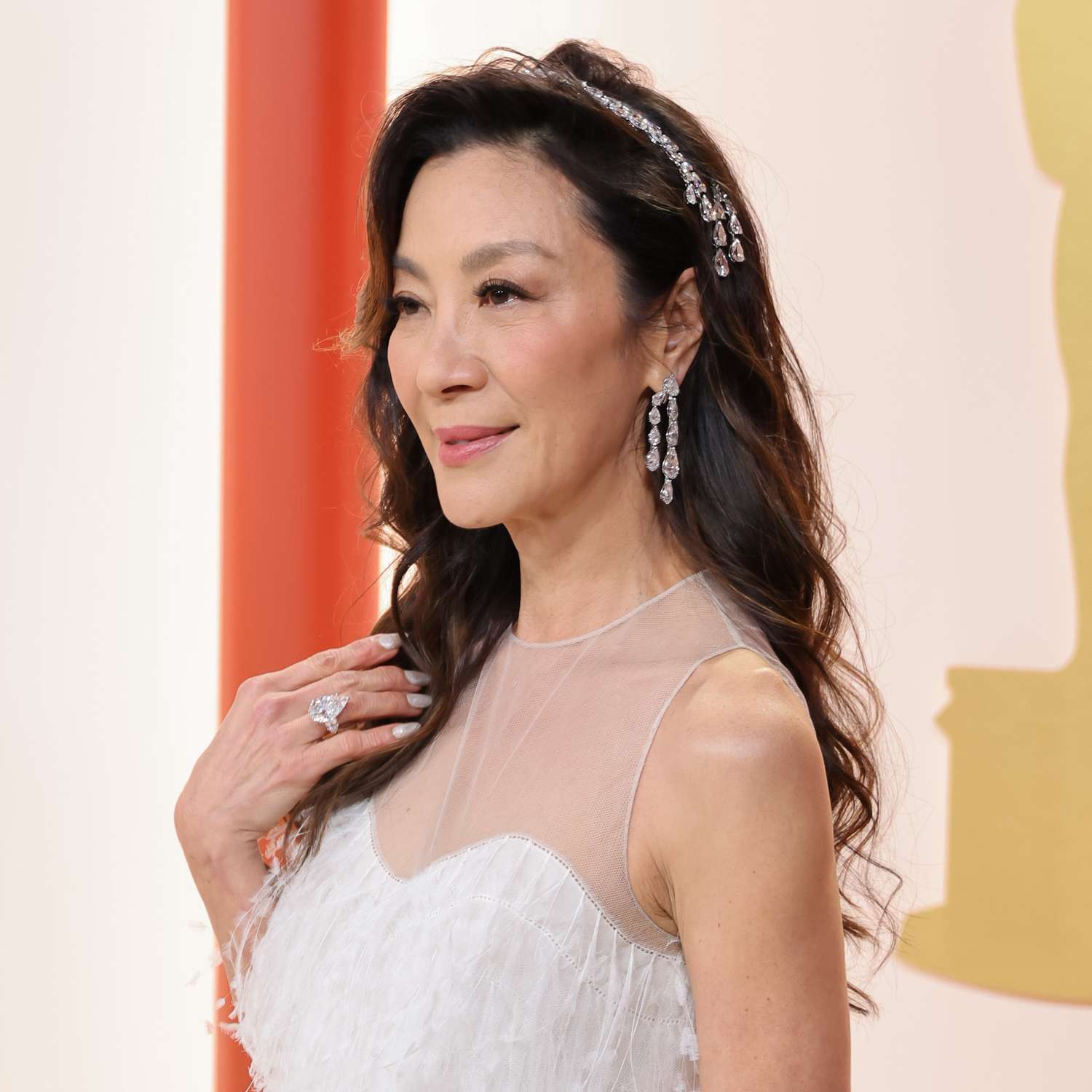Michelle Yeoh com vestido branco no tapete vermelho do Oscar