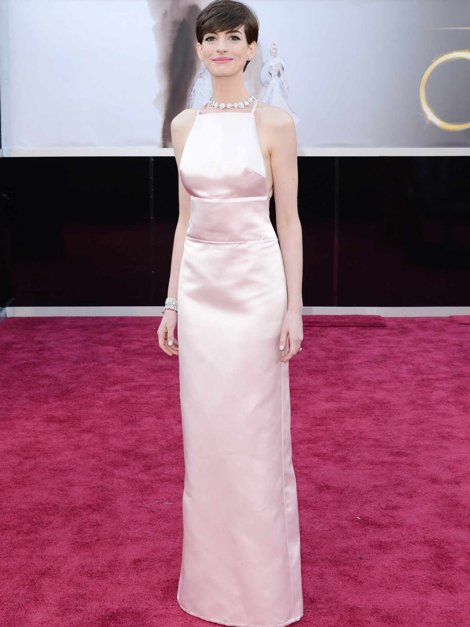 Anne Hathaway usa vestido Prada rosa claro e joias brilhantes no Oscar 2024