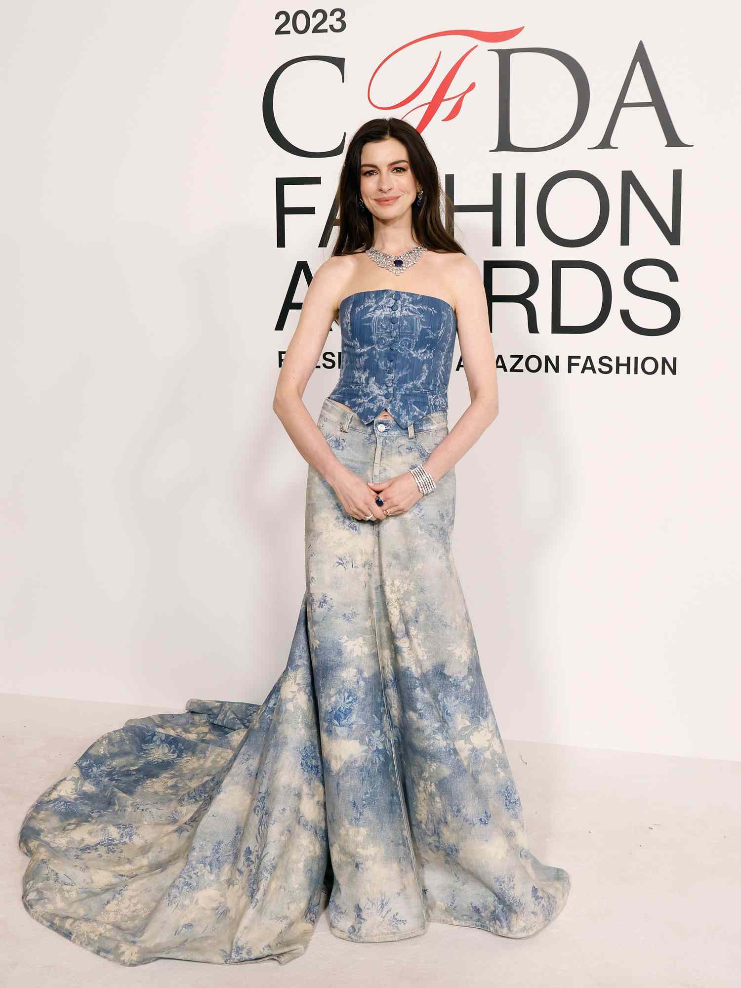 Anne Hathaway usa um vestido jeans de duas peças Ralph Lauren no tapete vermelho do CFDA Awards 2024