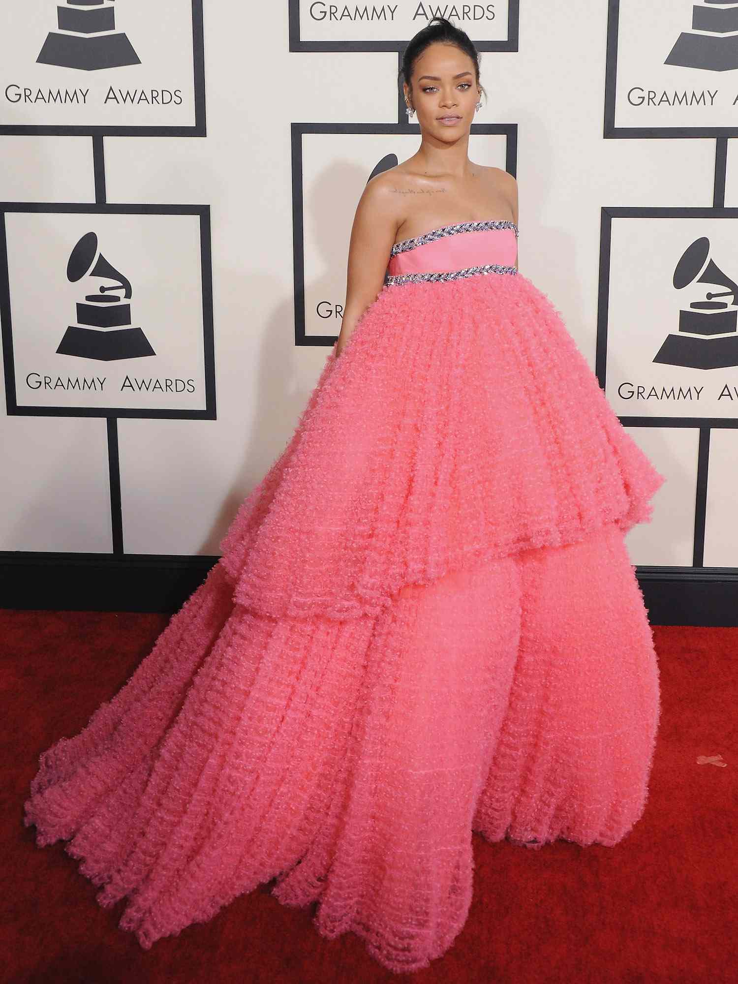 Rihanna em um vestido rosa Tyulov Giambattista Valli e um penteado simples no prêmio Grammy em 2024