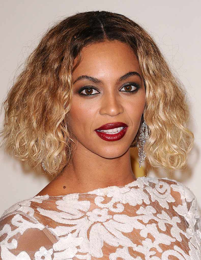 Beyoncé com um ombre de cabelo assimétrico leve