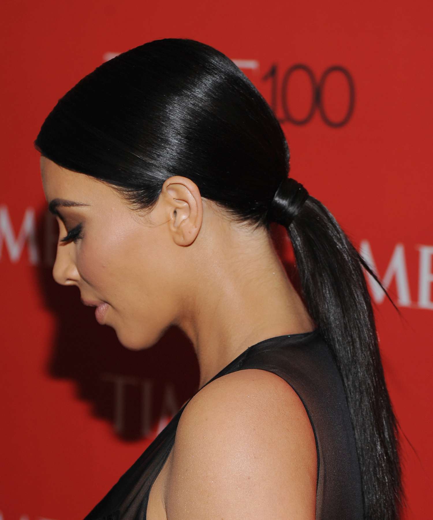 Kim Kardashian com uma cauda baixa lisa