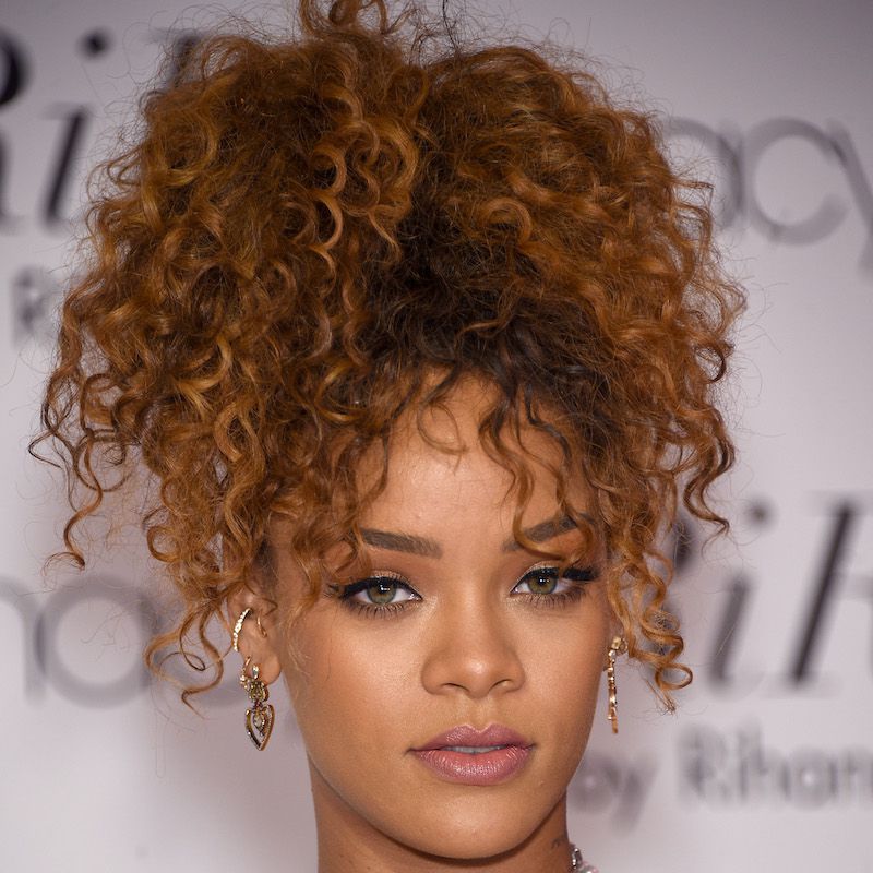 Rihanna usa penteado cacheado com rabo de cavalo de abacaxi
