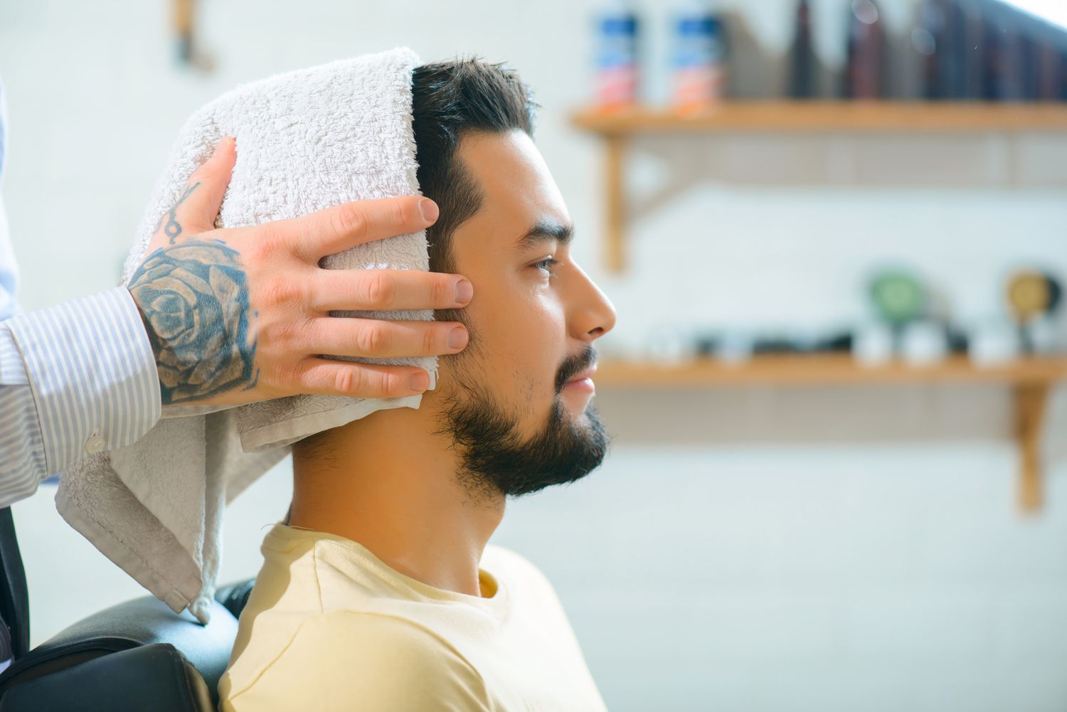 O homem seca o cabelo com uma toalha