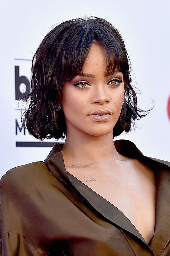 Rihanna Wavy Bean com uma cortina