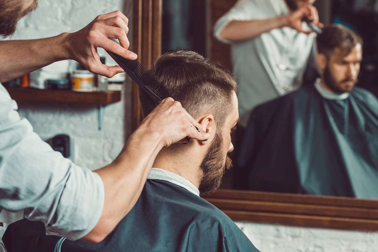 Um homem em um cabeleireiro é cortado