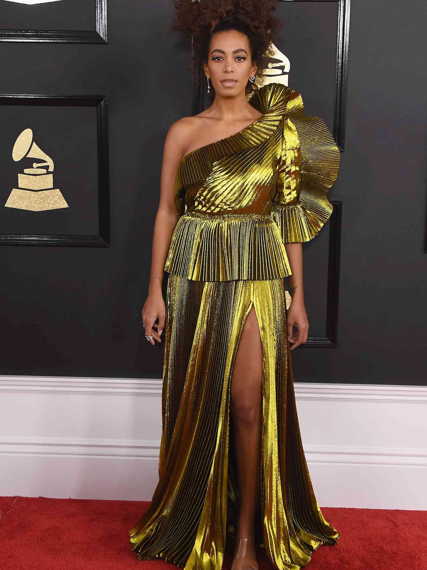 Solange em um vestido de ouro em um ombro de Gucci na cerimônia do Grammy de 2024
