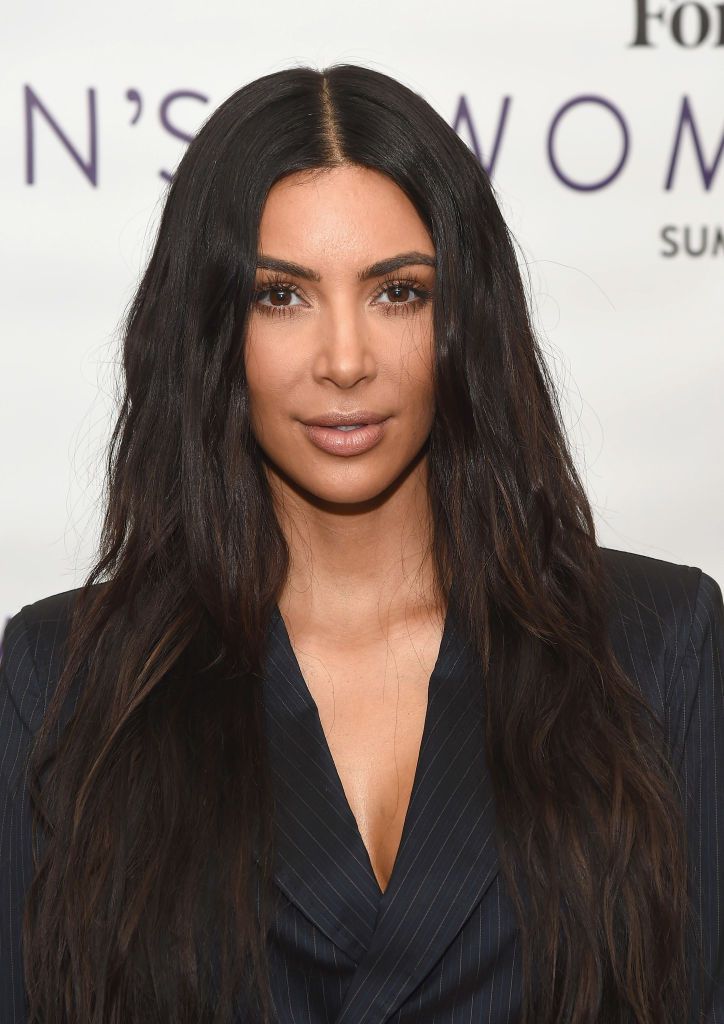 Kim Kardashian com cabelos longos texturizados
