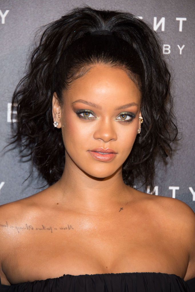 Rihanna com uma cauda alta encaracolada