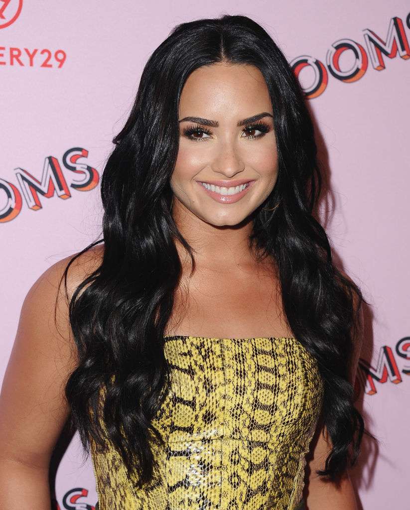 Demi Lovato com cabelo ondulado brilhante Superflack