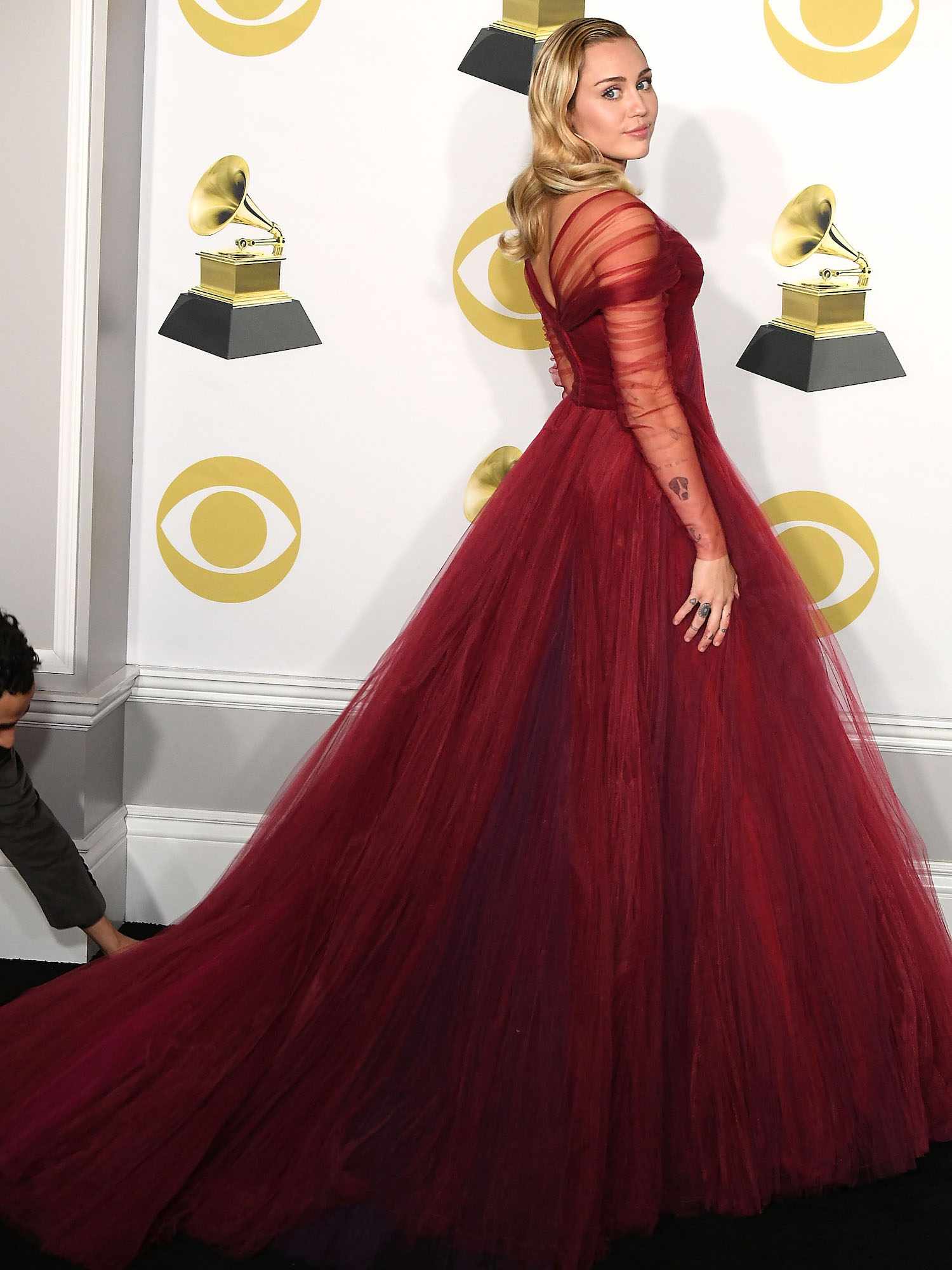 Miley Cyrus em um vestido Tyulov vermelho Zac Posen na cerimônia de premiação do Grammy em 2024