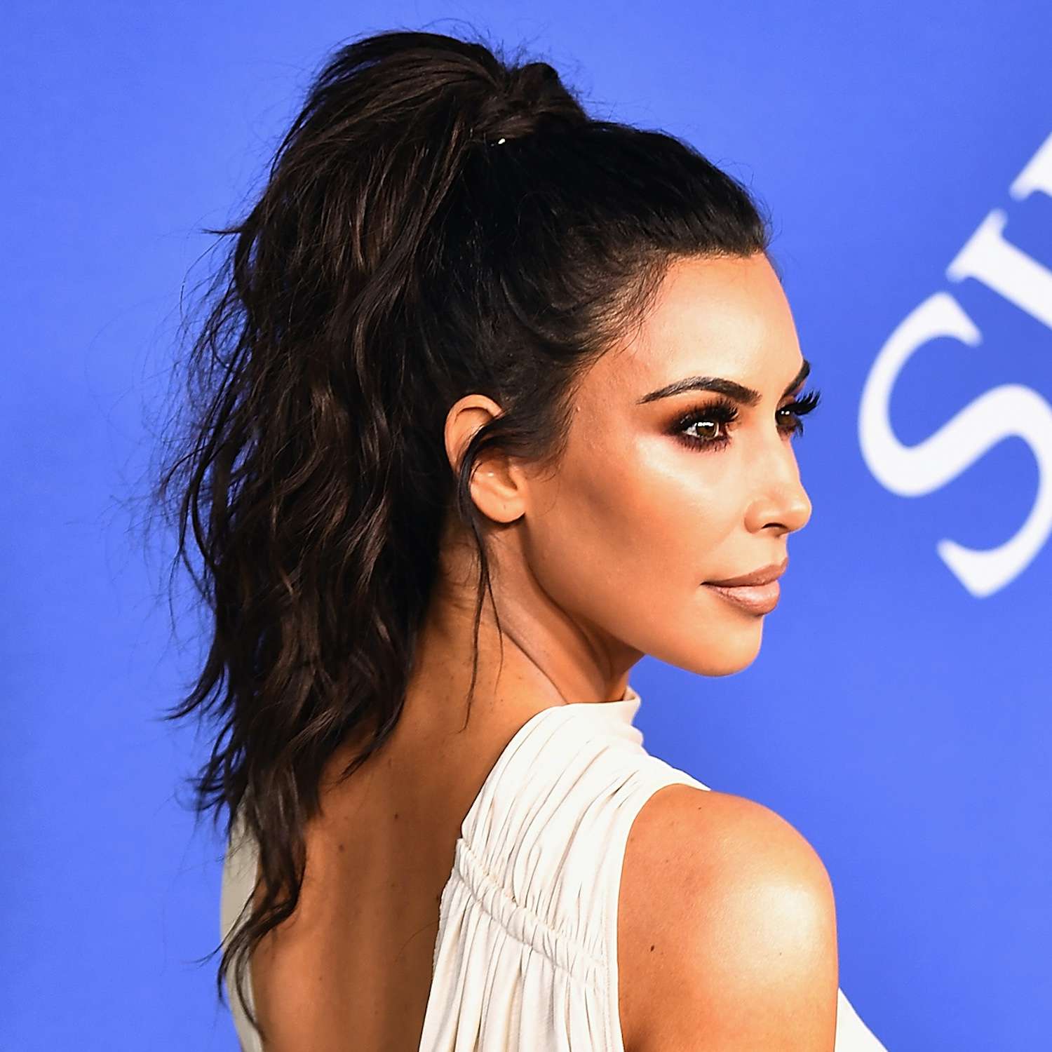 Kim Kardashian usa penteado ondulado com rabo de cavalo alto