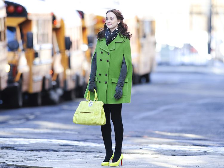 Leighton Sr. no papel de Blair Waldorf em uma capa verde, uma pista de bolinhas, saco e sapatos verde-amarelo, luvas cinza e meias pretas