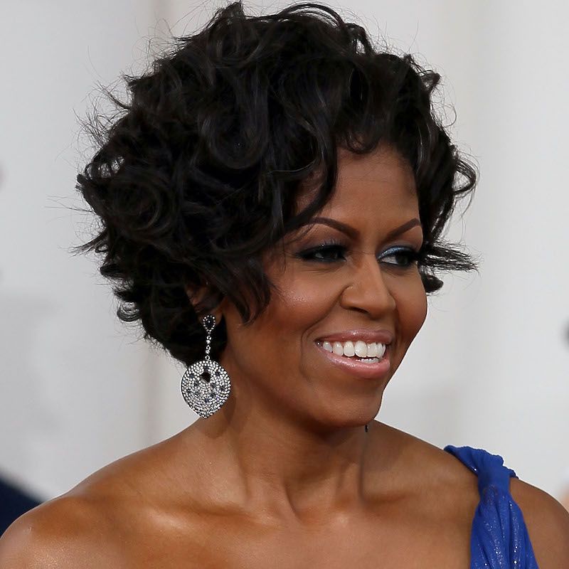 Michelle Obama usa corte de cabelo encaracolado em jantar de Estado