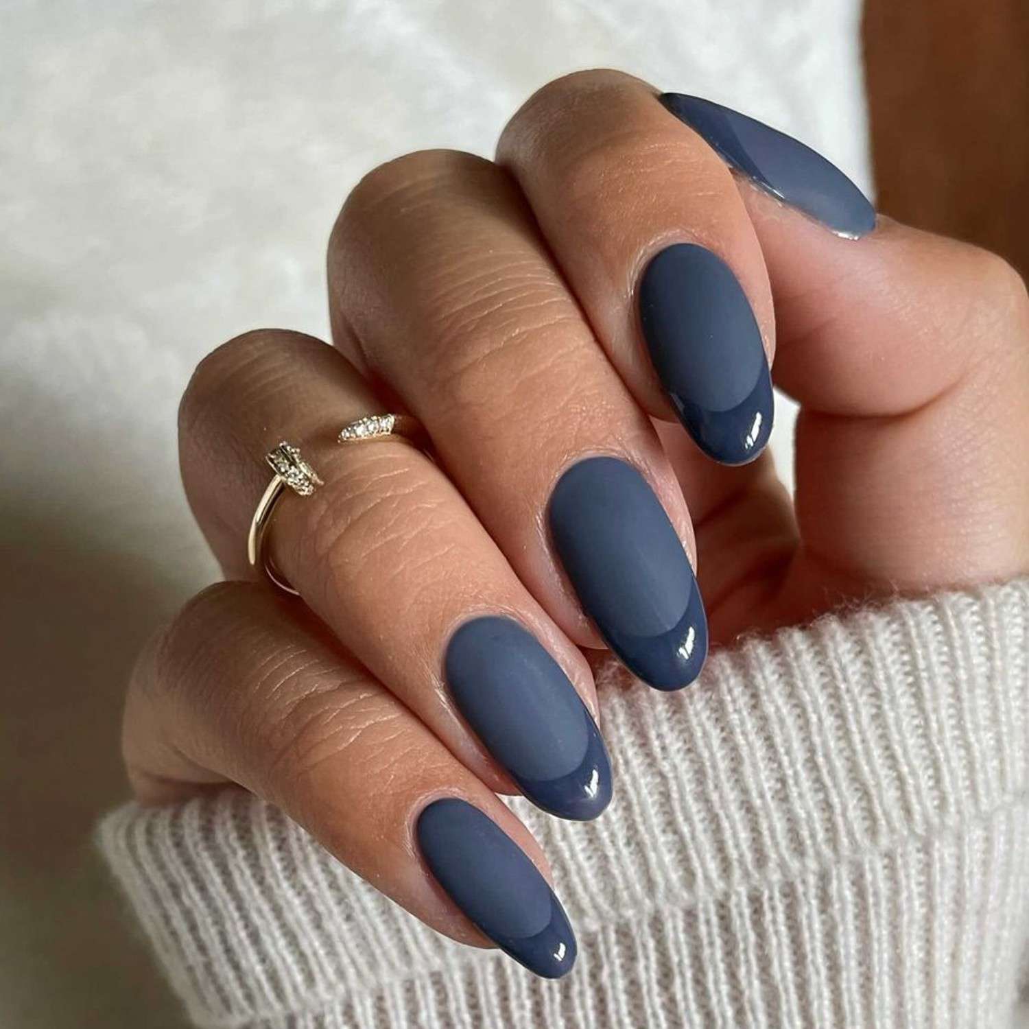 Manicure francesa simples cinza-azulada com base fosca e pontas brilhantes