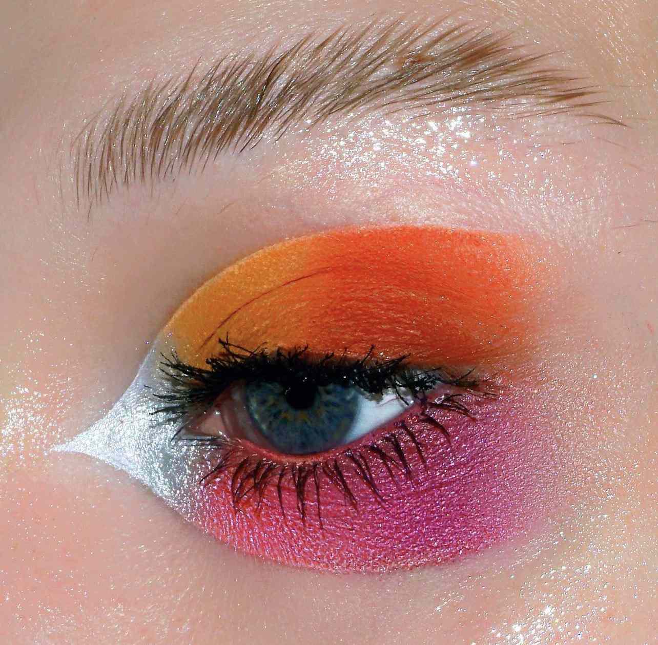 Antes de nossos olhos, maquiagem gráfica de neon em cores de néon laranja, rosa e prata
