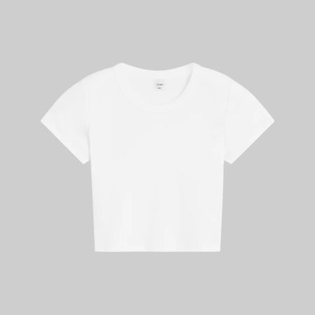 Camiseta t de CRUPLADO BRANCO em um fundo simples
