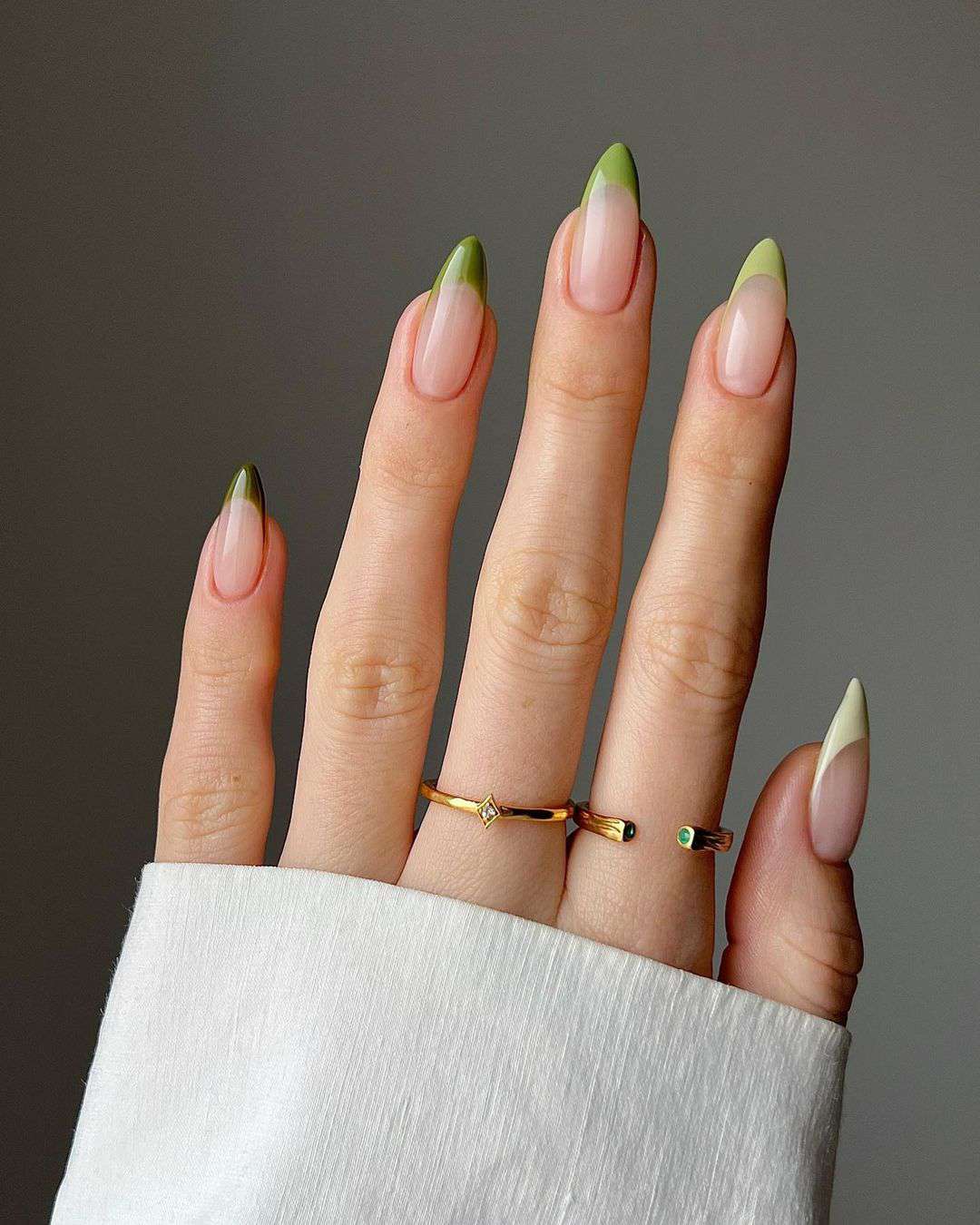 Manicure francesa com pontas verdes gradientes