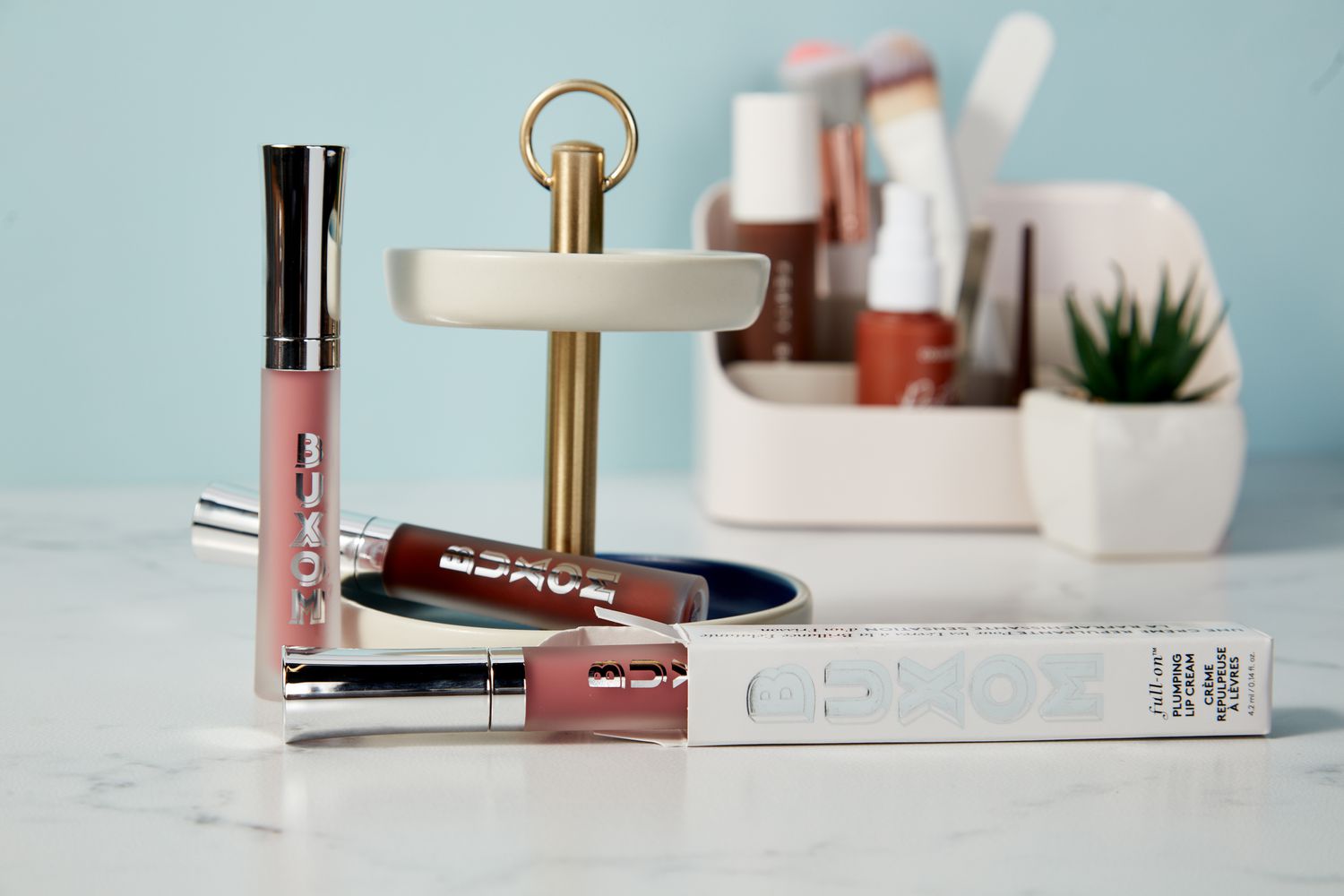 Buxom Full-On Plumping Lip Cream Gloss em exposição no chão