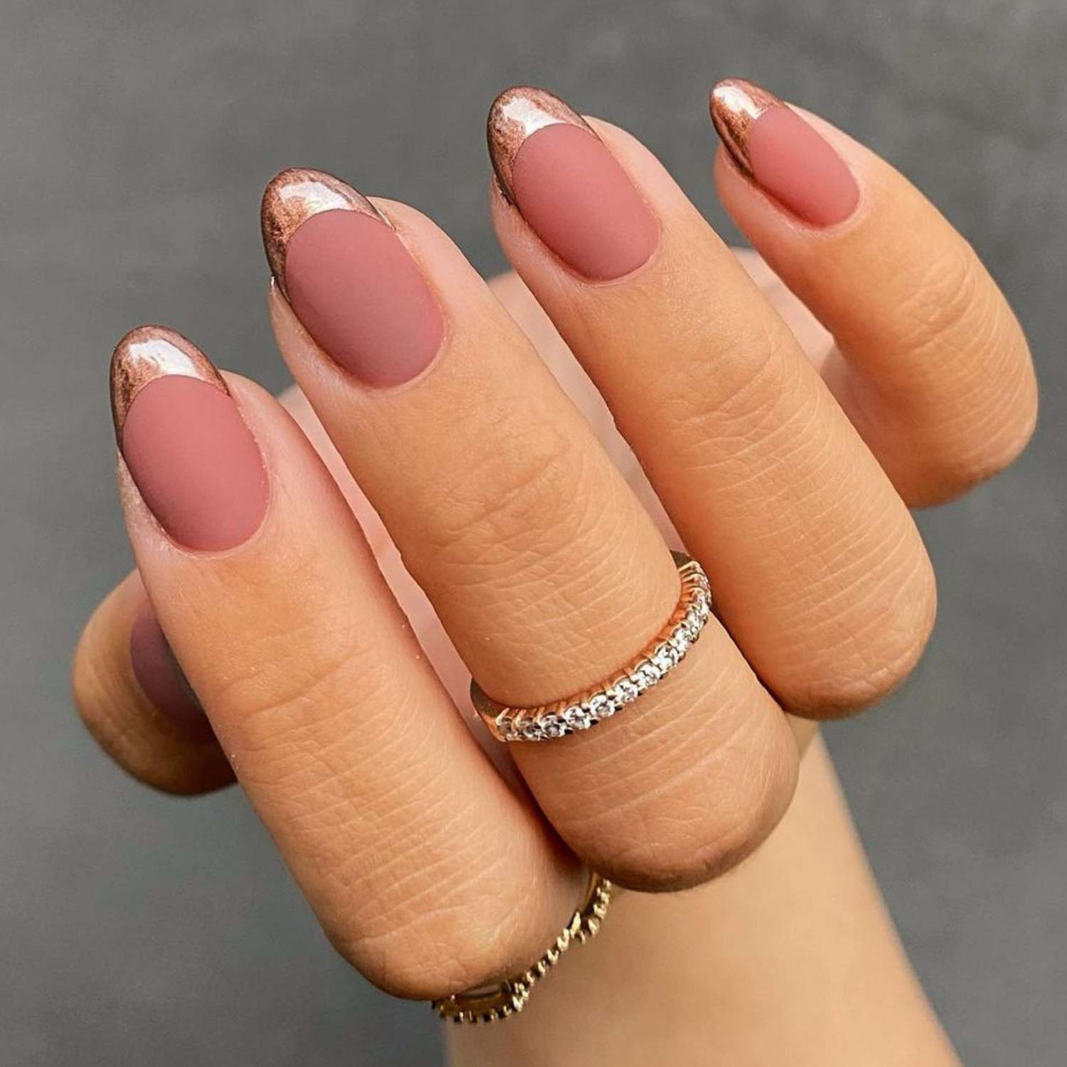 Manicure francesa com base de blush fosco e pontas em ouro rosa brilhante