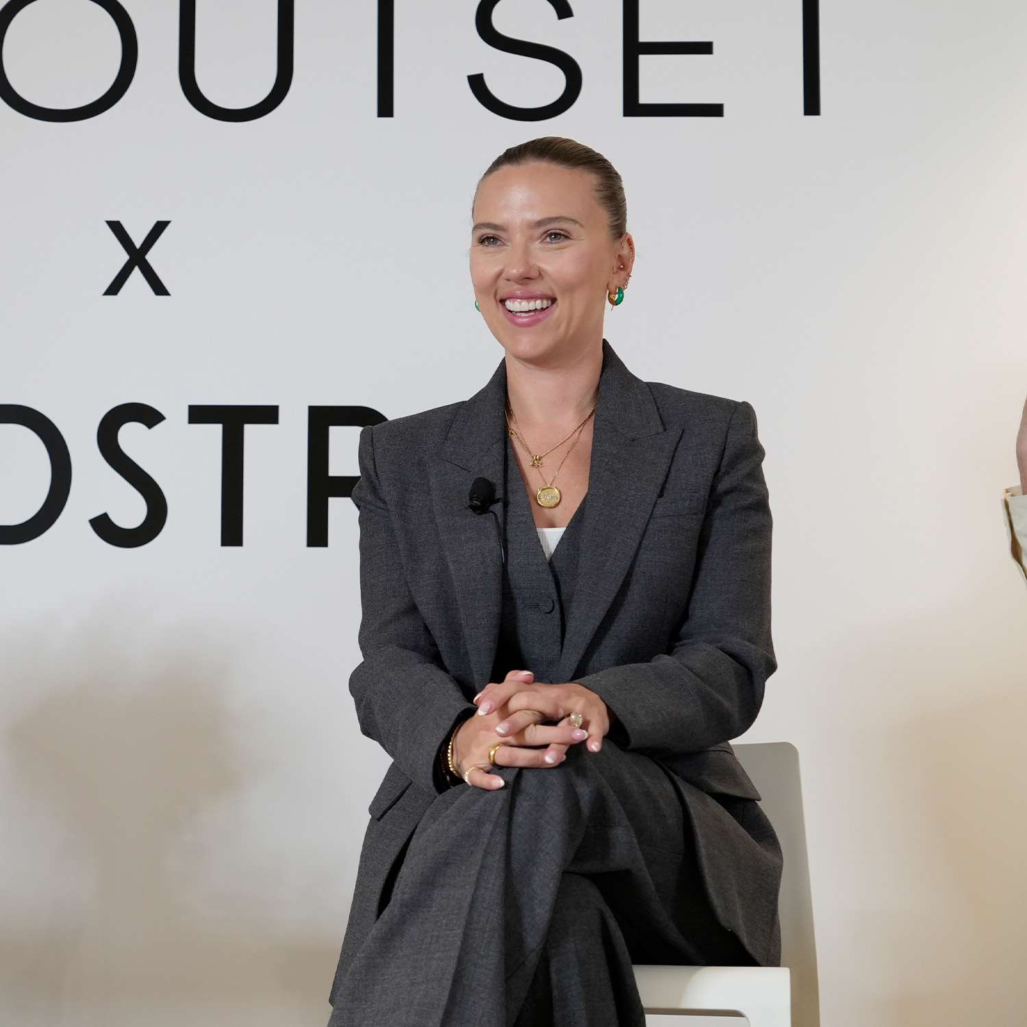 Scarlett Johansson em uma figurina cinza-três e três tanques e jóias de ouro em um evento dedicado ao lançamento de sua marca para os cuidados com a pele do início das lojas Nordstrom.