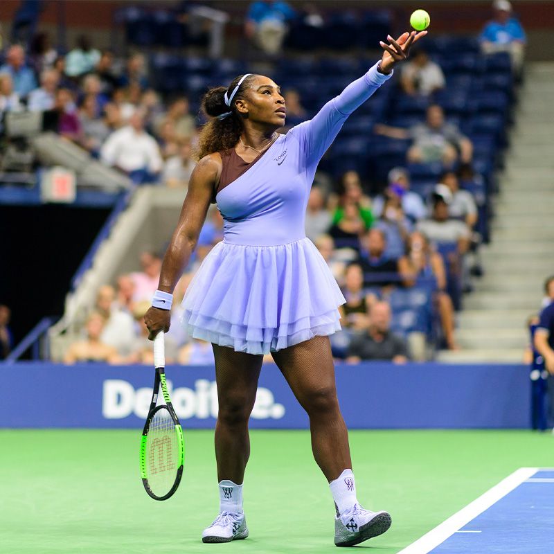 Serena Williams em um vestido roxo