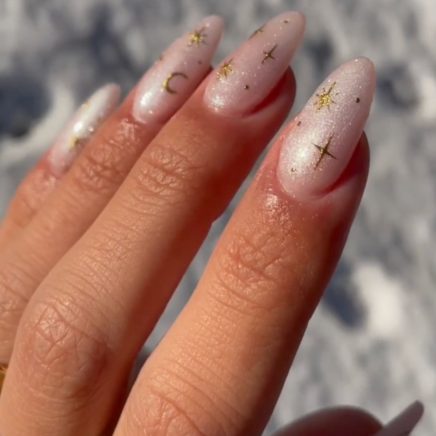 Um Manicure de Natal com uma mã e-O F-Pearl Chrome White Foundation e Golden Stars