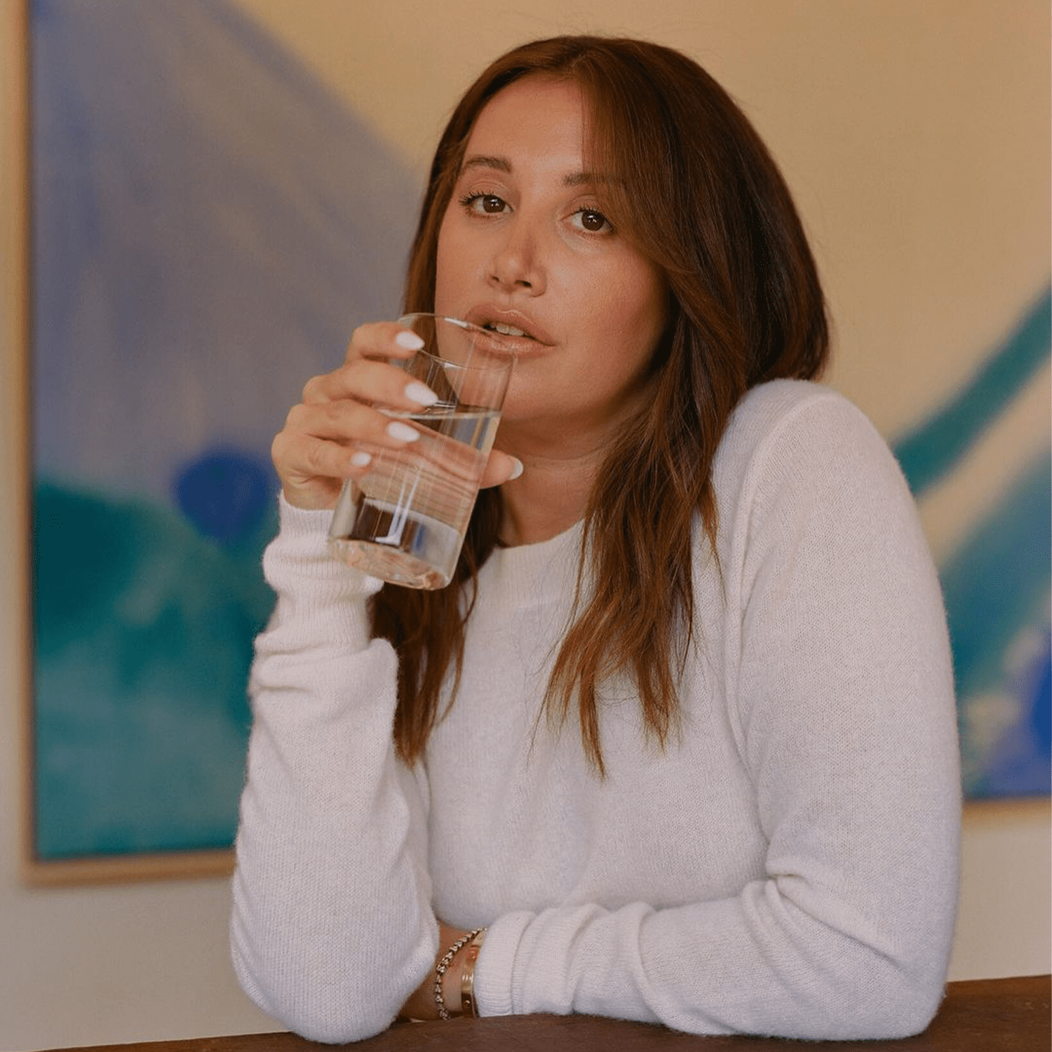 Ashley Tisdale bebe um copo de água