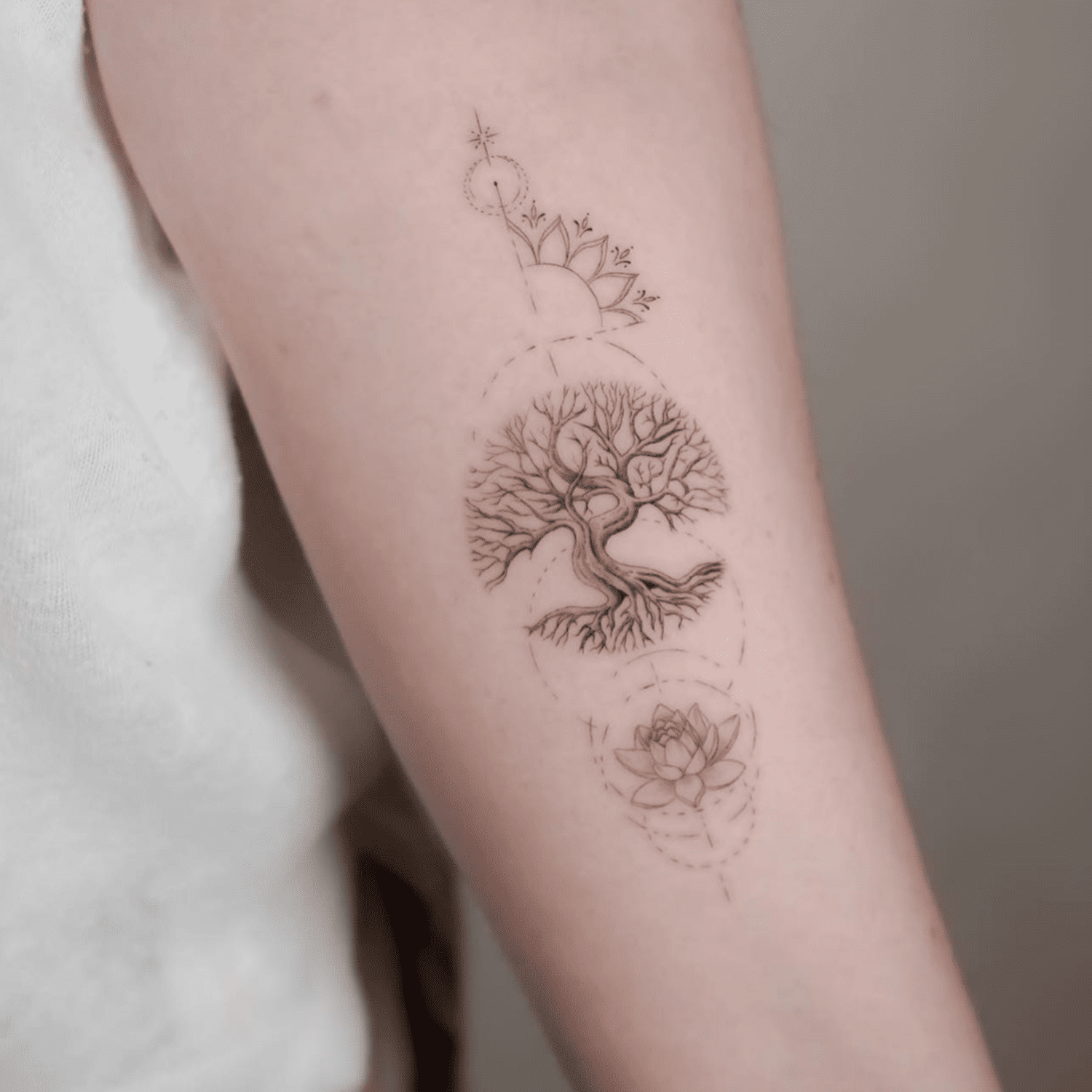 Tatuagem de árvore no antebraço com motivos zen