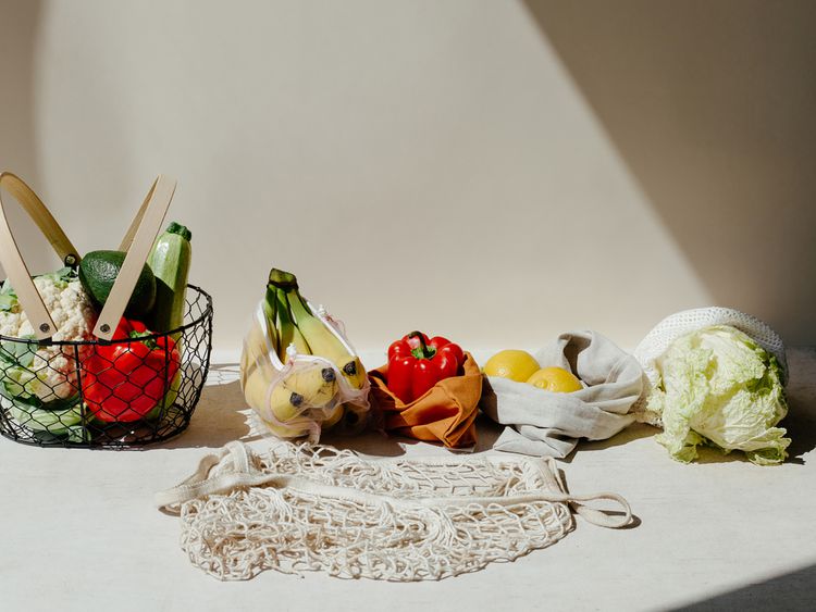 Frutas e vegetais próximos em um fundo bege