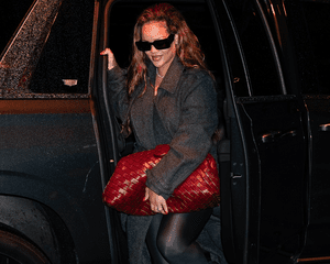 Rihanna segura uma grande bolsa vermelha Bottega veneta