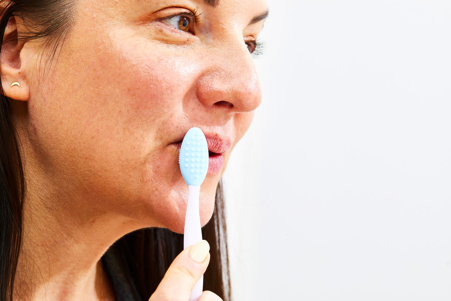 Homem escova os lábios com uma esfoliação labial