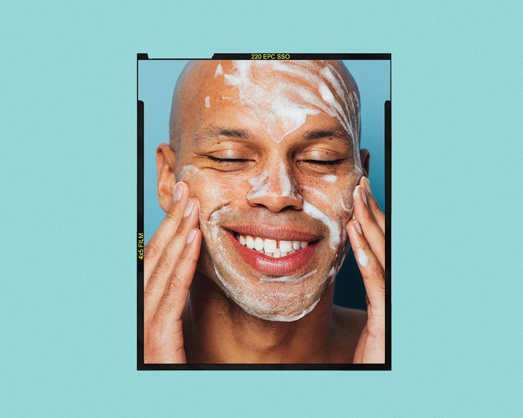 Um homem lava o rosto com um agente de limpeza espumoso