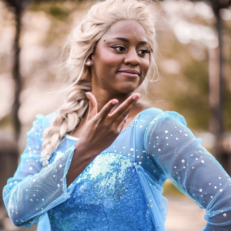 Fantasia de Elsa Halloween com peruca loira trançada