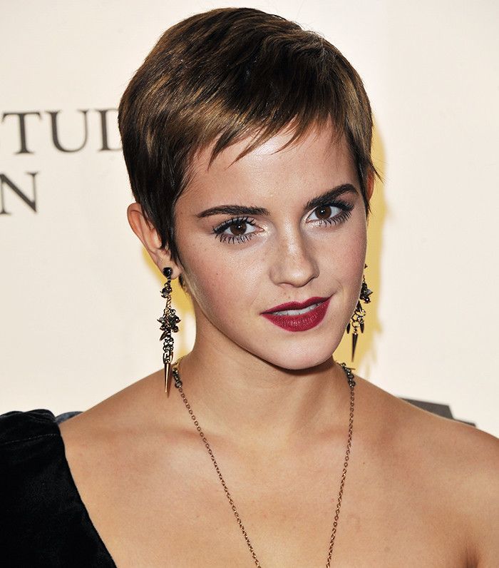 Corte curto e reto de Emma Watson com franja emplumada