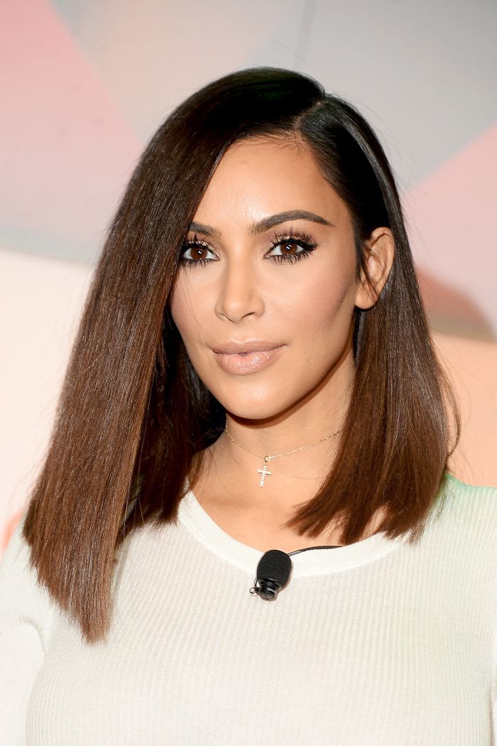 Kim Kardashian West com um corte de cabelo assimétrico